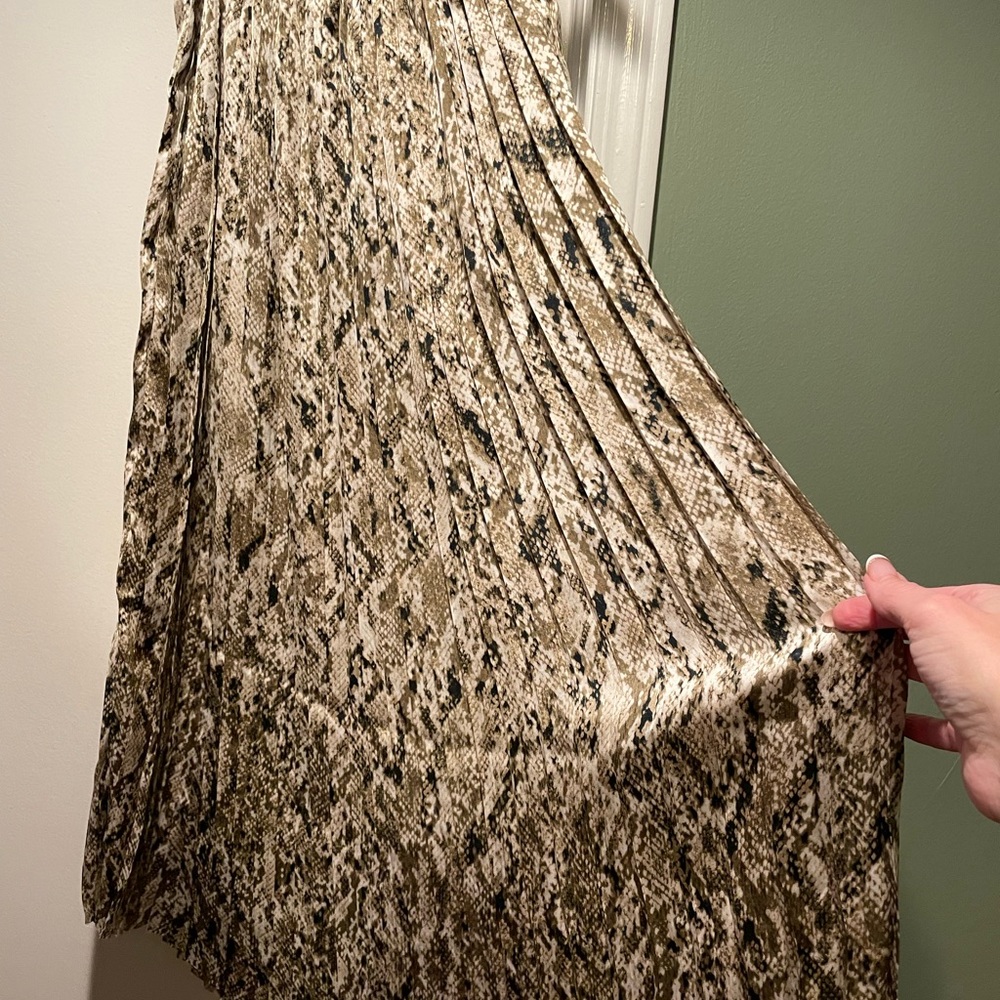 NWOT DKNY boutique animal print pleated skirt. Gorgeous - Picture 3 of 17